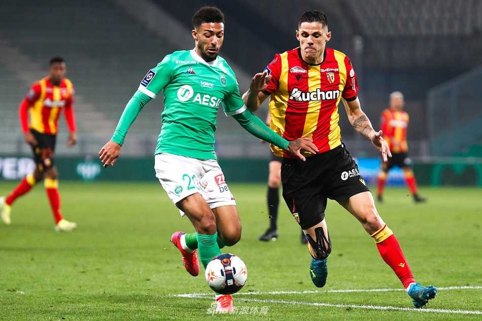 圣埃蒂安年轻的中场核心阿迪尔·奥奇切在人群中护球，他的眼神坚定而灵动，一次次试图用传球撕开朗斯的密集防线。