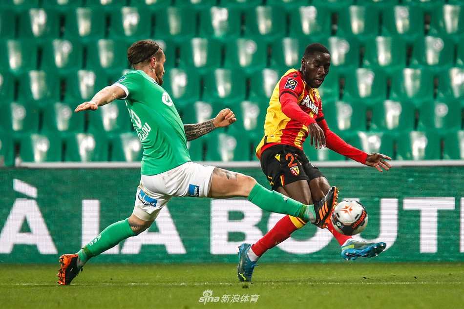 比赛结束的哨声响起，圣埃蒂安的球员们瘫倒在草地上，球网在风中摇曳，仿佛诉说着他们未能守住绿色荣耀的悲伤与不甘。