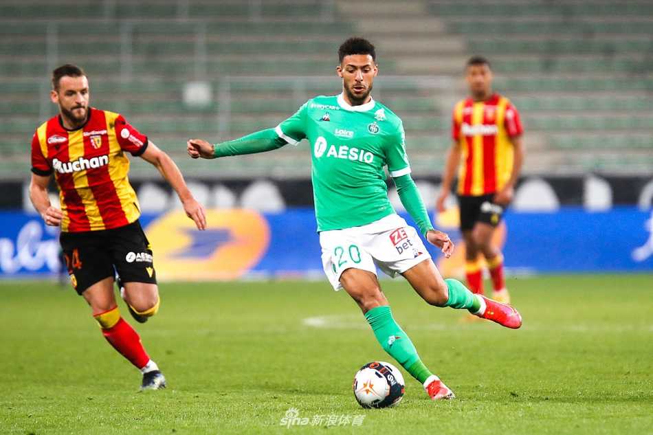 吉夏尔球场的夜幕下，朗斯球员大卫·科斯塔在进球后张开双臂尽情狂奔，享受着绝杀带来的狂喜，与身后圣埃蒂安球员的失落形成鲜明对比。