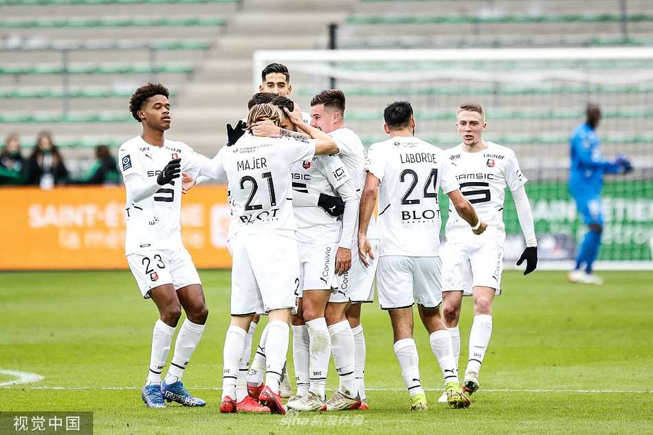 雷恩球员马丁·特里尔在进球后激情滑跪，他的身后是圣埃蒂安门将艾蒂安·格林沮丧的背影，整个球场的焦点都集中在这位上演帽子戏法的英雄身上。