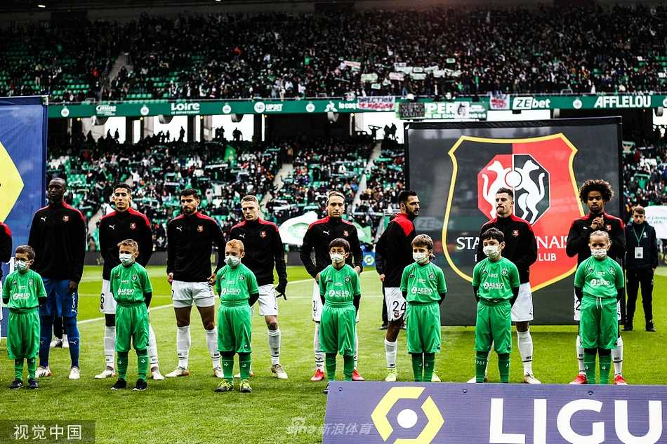 圣埃蒂安后卫伊万·麦肯在自家门前不慎将球碰入网窝后，痛苦地双手抱头，眼神中充满了自责与绝望，身旁的队友纳德也只能无奈地看着这一切。