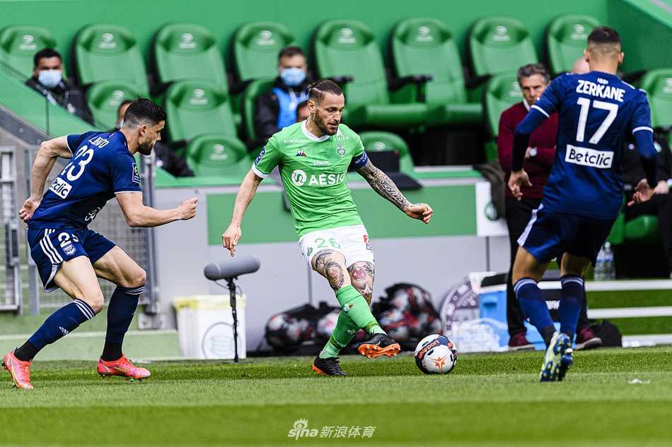 哈兹里主罚点球瞬间，目光如炬，冷静推射死角，为圣埃蒂安吹响反攻号角。