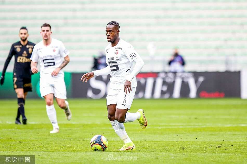 圣埃蒂安前锋瓦赫比·哈兹里在比赛中无奈地叉腰低头，在他身后是巨大的空荡荡的看台，这场0-5的惨败让这位球队核心也感到前所未有的无助与迷茫。