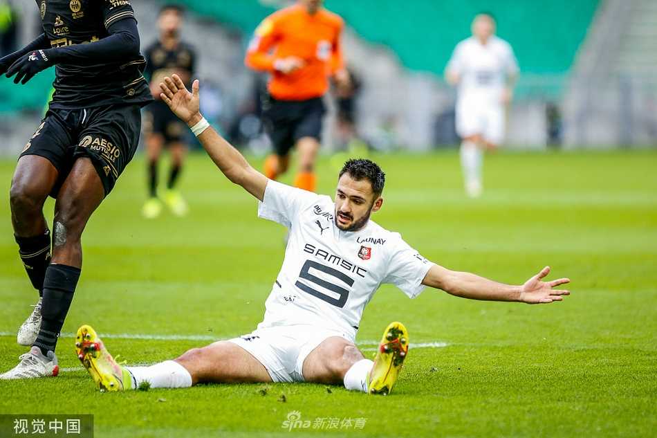 雷恩小将莱斯利·乌戈楚乌打入个人法甲处子球后，兴奋地握拳奔跑，队友们纷纷上前祝贺，与他脸上的稚气相比，这粒进球展现了他超出年龄的冷静。