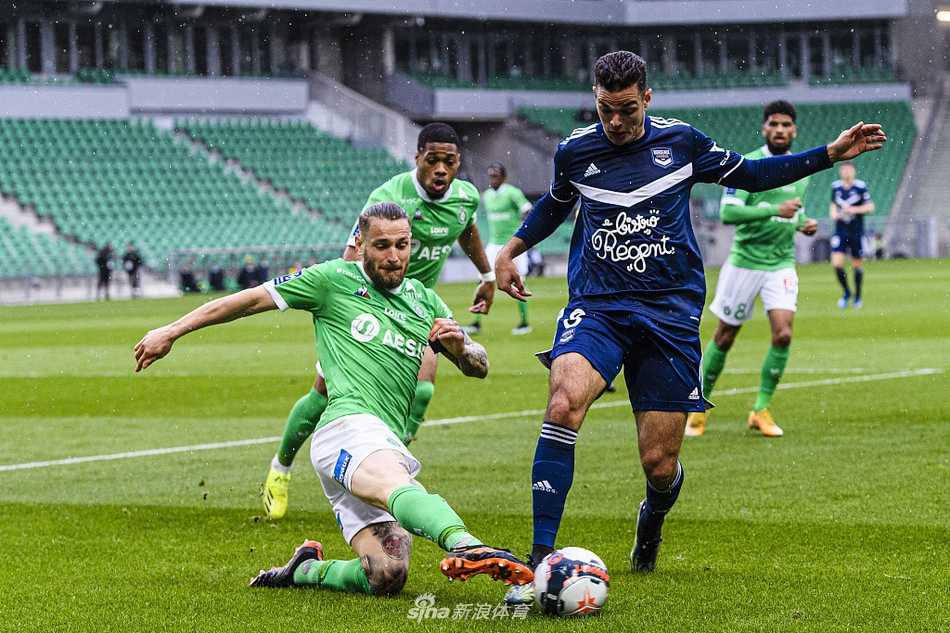 圣埃蒂安球员蒂莫泰·科洛杰伊恰克在边路奋力拼抢，面对波尔多球员的贴身防守寸土不让，展现比赛的激烈程度。