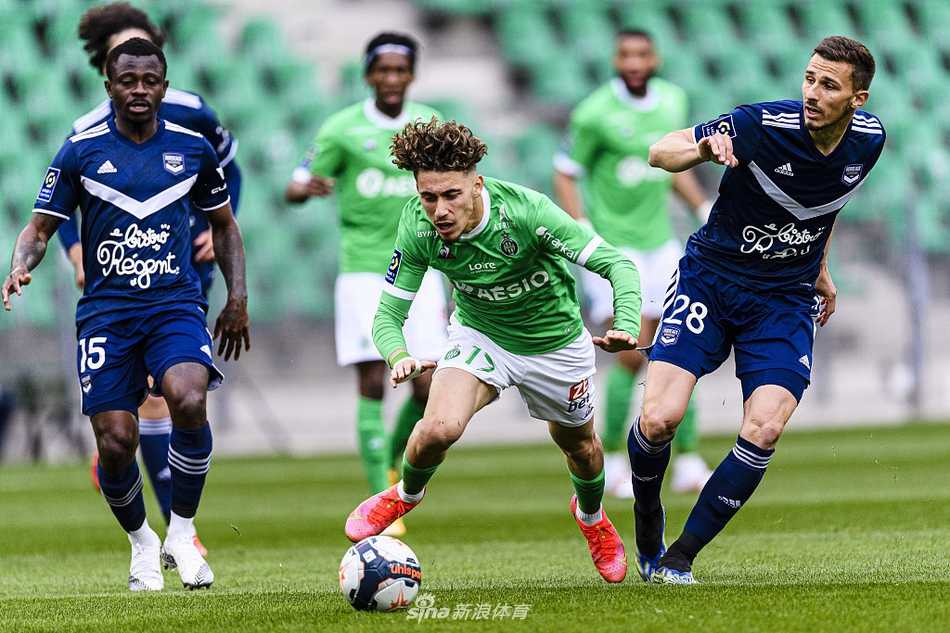 进球后的哈兹里与队友阿鲁奇·西斯紧紧相拥，庆祝扳平比分的关键进球，脸上洋溢着激情与释放。