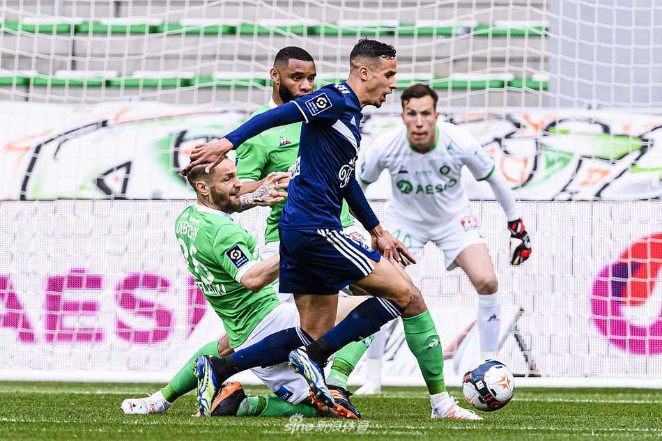 比赛结束后，圣埃蒂安全队球员走向场边，手拉手向看台上始终不离不弃的忠实球迷们致谢，场面温馨动人。