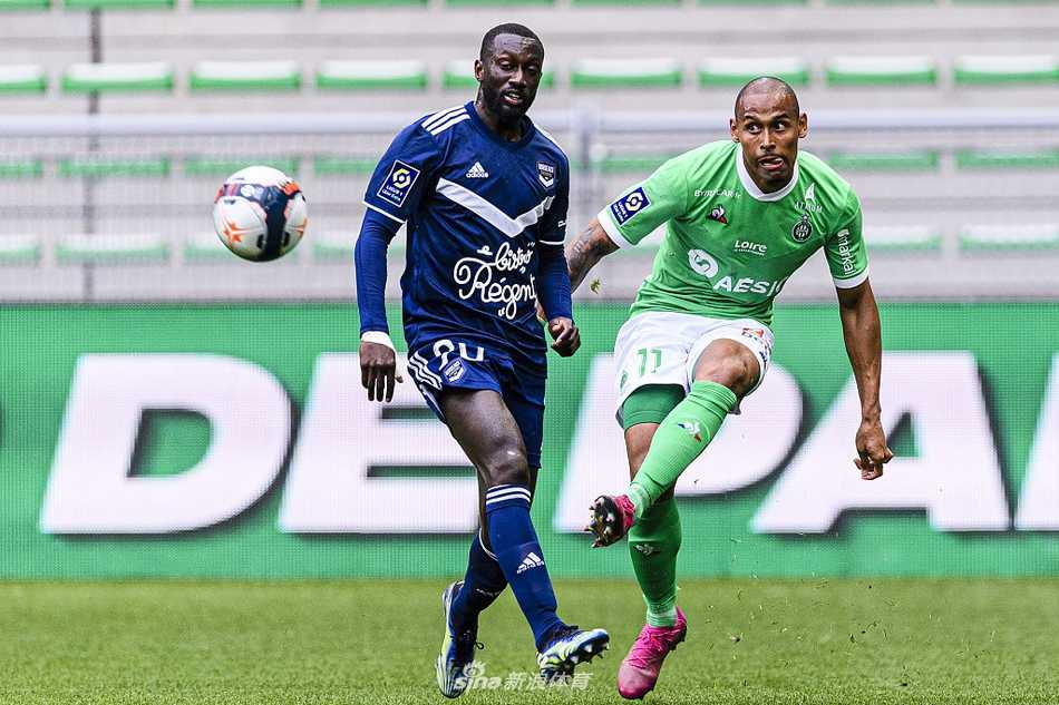 替补建功的扎伊杜·优素福被队友们团团围住，大家脸上洋溢着喜悦，共同庆祝这个锁定胜局的进球。