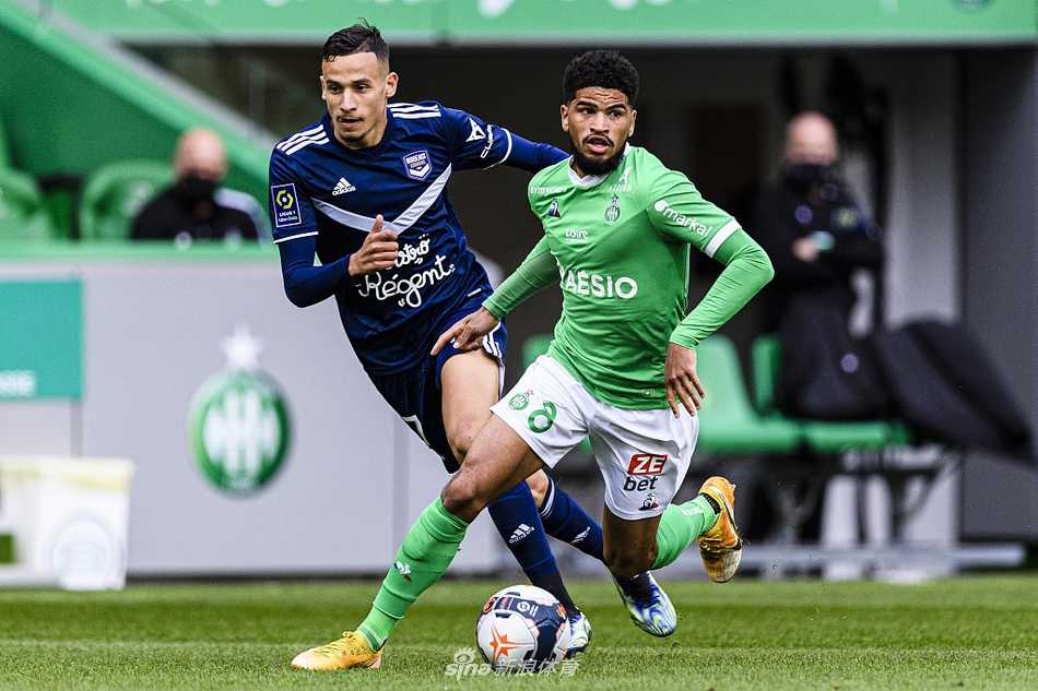 完成帽子戏法后的哈兹里成为全场焦点，他与队友米卡埃尔·纳德尔击掌相庆，享受着全场球迷的欢呼与致敬。