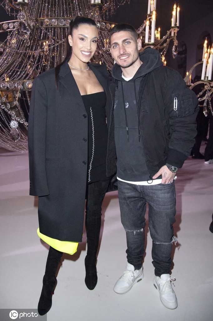 镜头捕捉到两人相视一笑的瞬间，杰西卡微微仰头看向丈夫，笑容明媚如春日暖阳，维拉蒂则回以充满爱意的注视，他轻揽妻子腰间的手势充满保护欲，两人之间的默契与甜蜜几乎要溢出画面。