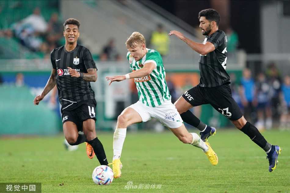 维也纳快速队球员在主场球迷山呼海啸般的助威声中，与巴库石油工人队展开激烈中场争夺