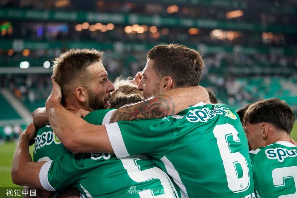 巴库石油工人队门将飞身跃起，做出了一次精彩的扑救，力保球门不失