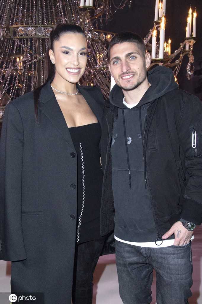 面对摄影师的镜头，夫妇二人露出灿烂而同步的笑容，维拉蒂标志性的胡须下是开朗的笑颜，杰西卡则笑得眼睛弯成了月牙，幸福的气息穿透照片，感染着每一位观看者。