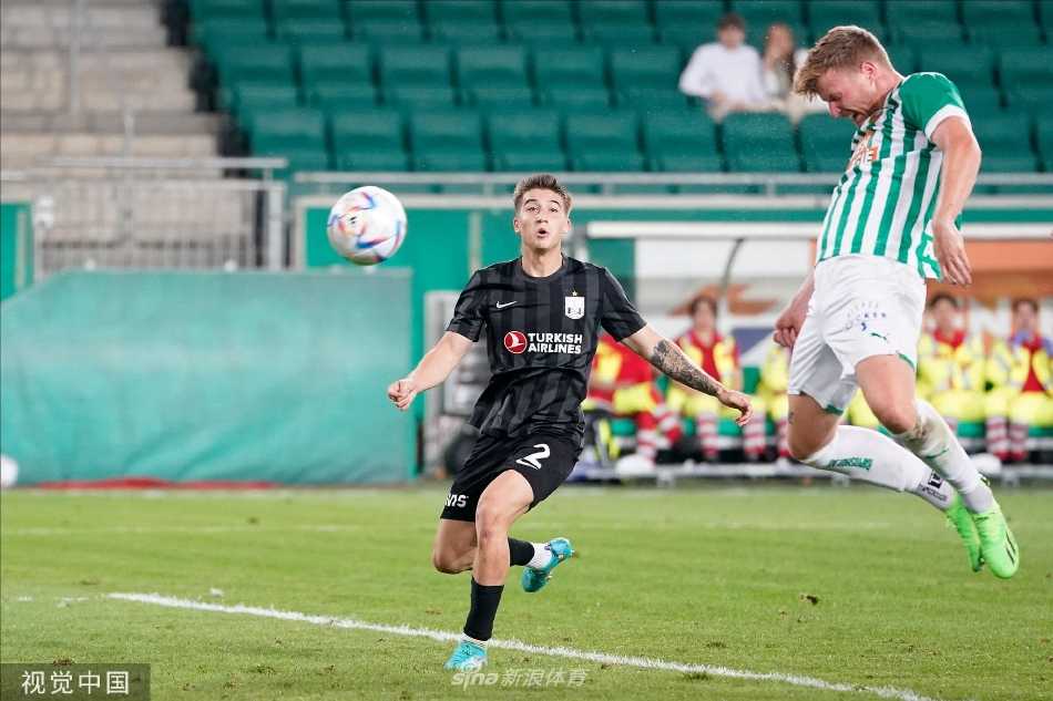 双方球员在角球争夺中同时跃起，身体在空中激烈对抗，争夺制空权