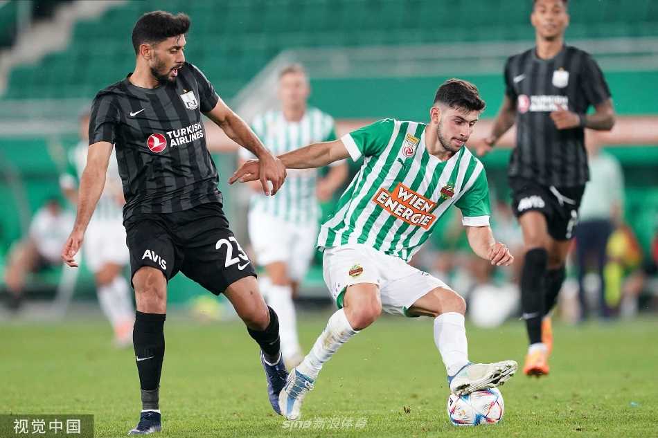 比赛关键时刻，维也纳快速队主教练在场边神情紧张，大声向场内球员呼喊布置战术