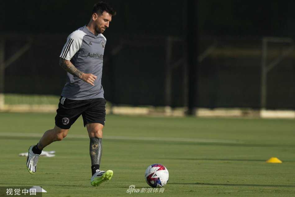 贝克汉姆与梅西在训练场边握手寒暄，两人表情愉悦，象征着足球事业传承与交汇的美好瞬间。