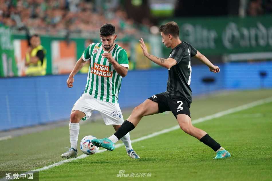 一名巴库石油工人队球员因拼抢倒地，表情痛苦，队医迅速入场进行检查