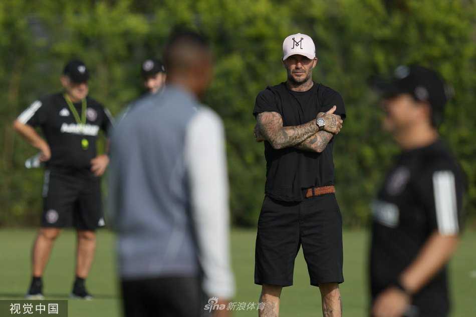 训练结束后，贝克汉姆与教练组成员及球员们站在一起交流，背景是广阔的绿茵场，展现了俱乐部上下团结一心的崭新气象。