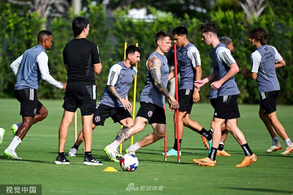 梅西在迈阿密国际的首次训练中专注地进行传接球练习，阳光下的身影虽不高大，却凝聚着全场所有的期待与目光。