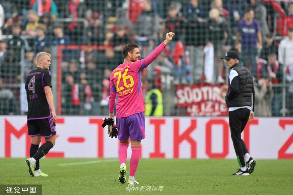 赛后双方球员相互握手致意交换球衣，拜仁红色与摩纳哥白色球衣交织，体现友谊赛的尊重与体育精神