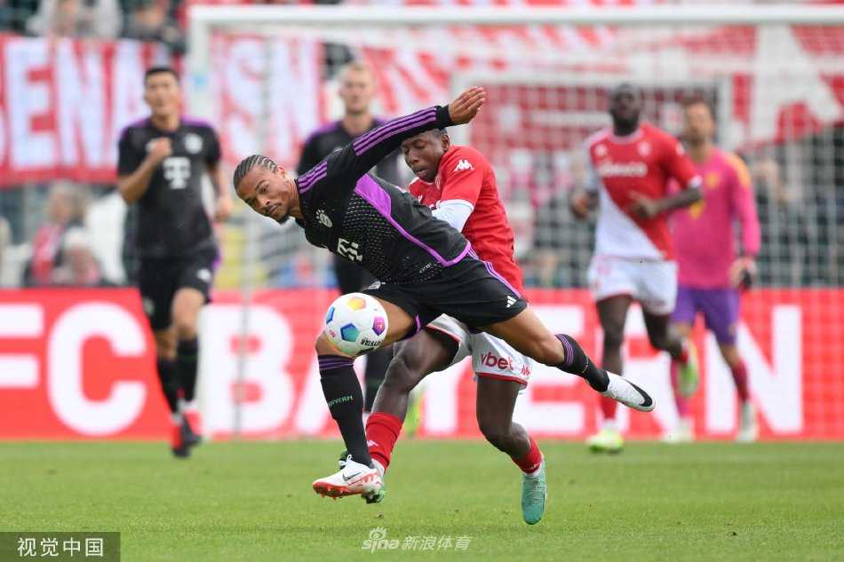 摩纳哥门将飞身扑救单刀球，身体在空中完全舒展，手指尖堪堪触到皮球，草坪上扬起一阵草屑