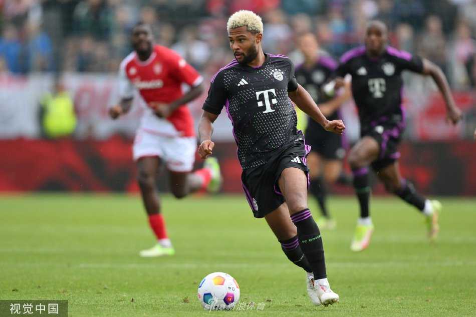 拜仁球员进球后张开双臂奔向角旗区庆祝，身后队友激动追赶，看台上球迷欢呼的身影形成沸腾的红色海洋