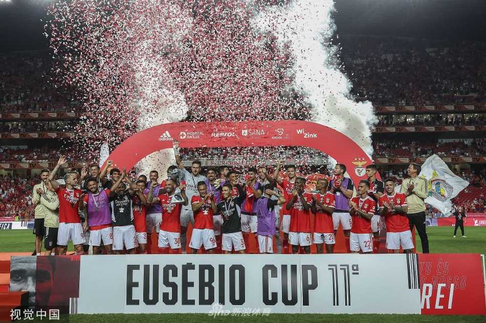 光明球场华灯初上，两队球员在全场球迷的呐喊声中步入绿茵场，赛前气氛既友好又充满竞争的火花。