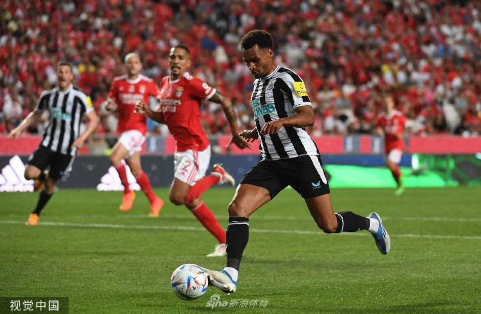 本菲卡球员踢出一记势大力沉的远射，皮球如炮弹般划出美妙弧线，直飞球门死角。