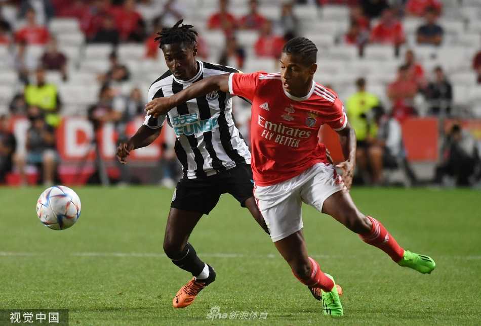 比赛结束后，双方球员彼此握手致意并交换球衣，场上激烈的对手瞬间化为惺惺相惜的朋友。