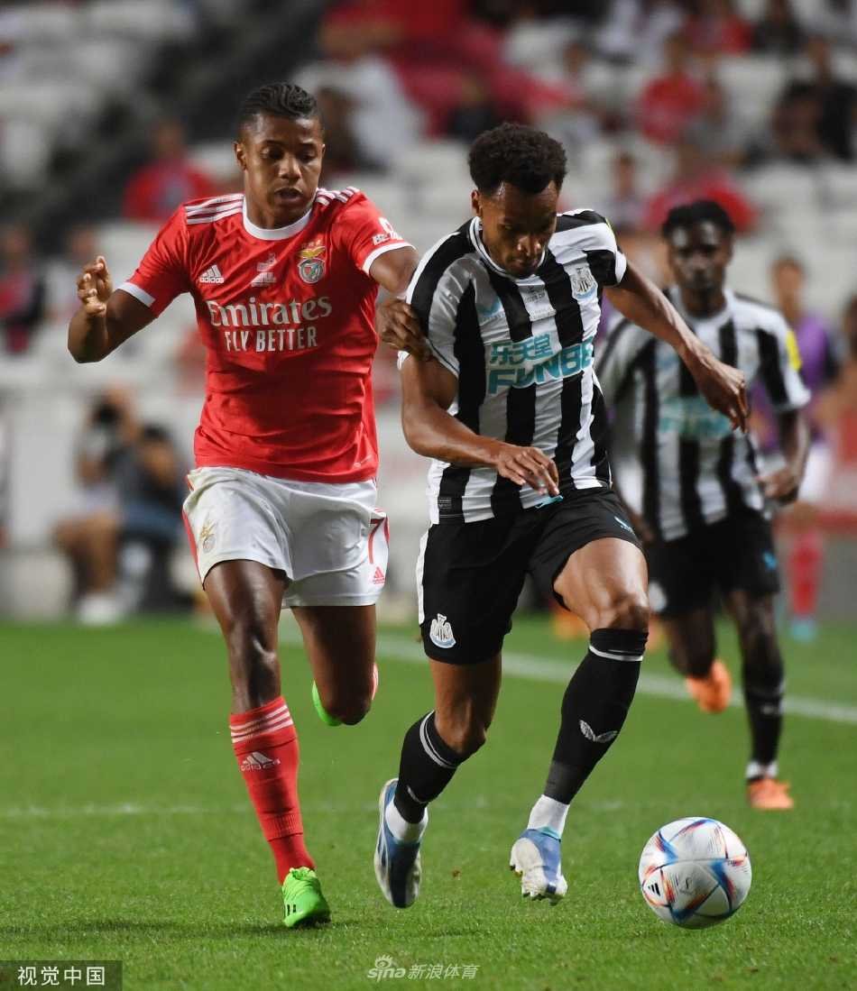 本菲卡门将飞身侧扑，单掌将一次极具威胁的射门拒之门外，展现了世界级的反应与守护。