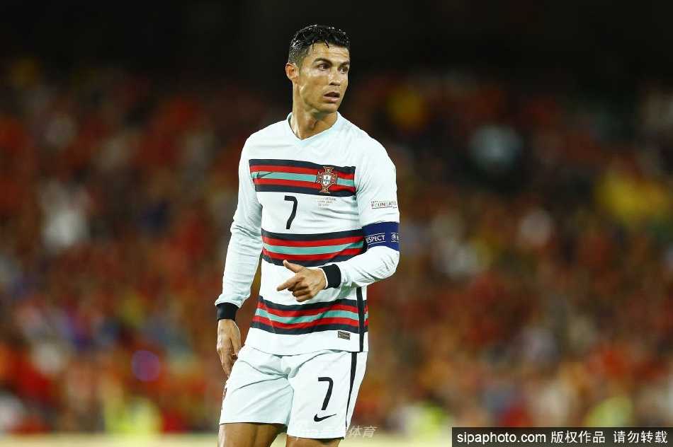 C罗在比赛中高高跃起，以标志性的头球姿势攻门，展现出惊人的身体控制力和领袖气质。