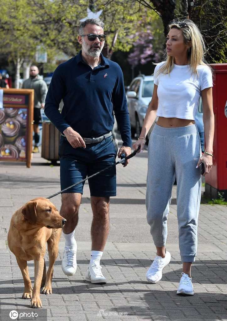 吉格斯与女友并肩漫步，他身着深色夹克与女友低声交谈，仿佛卸下了所有球场上的光环