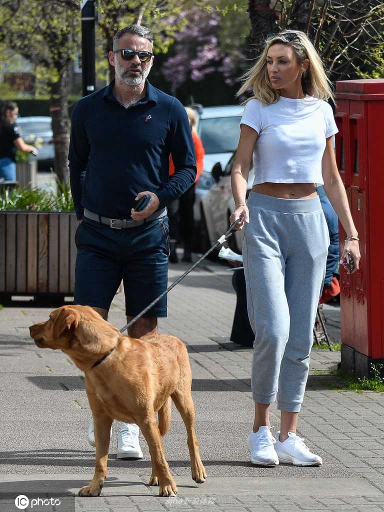 镜头特写吉格斯面带微笑，眼角的细纹诉说着他丰富的职业生涯与人生经历