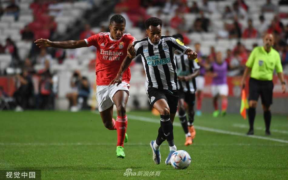 夜幕下的光明球场宛若璀璨星空，一场激战过后，草皮上留下的印记诉说着方才九十分钟的鏖战故事。