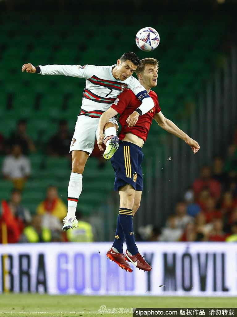 C罗身穿葡萄牙国家队队服，在赛前奏国歌时目光坚毅、神情专注，充满了对国家和比赛的敬畏之心。