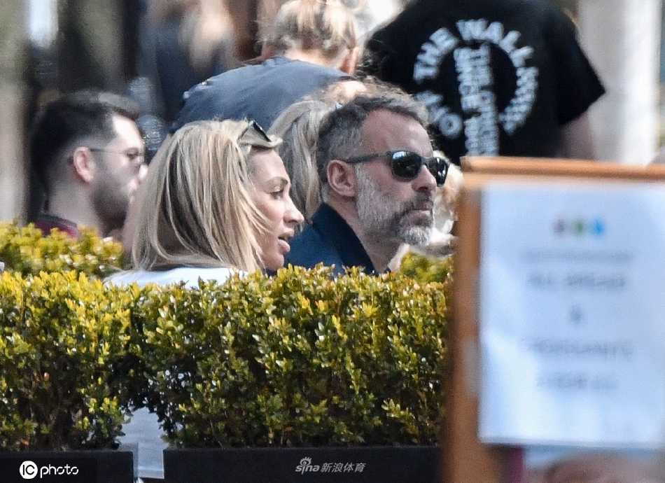 晚餐结束后吉格斯步入夜色，背影融入街灯之中，仿佛象征着他从传奇舞台走向平凡生活