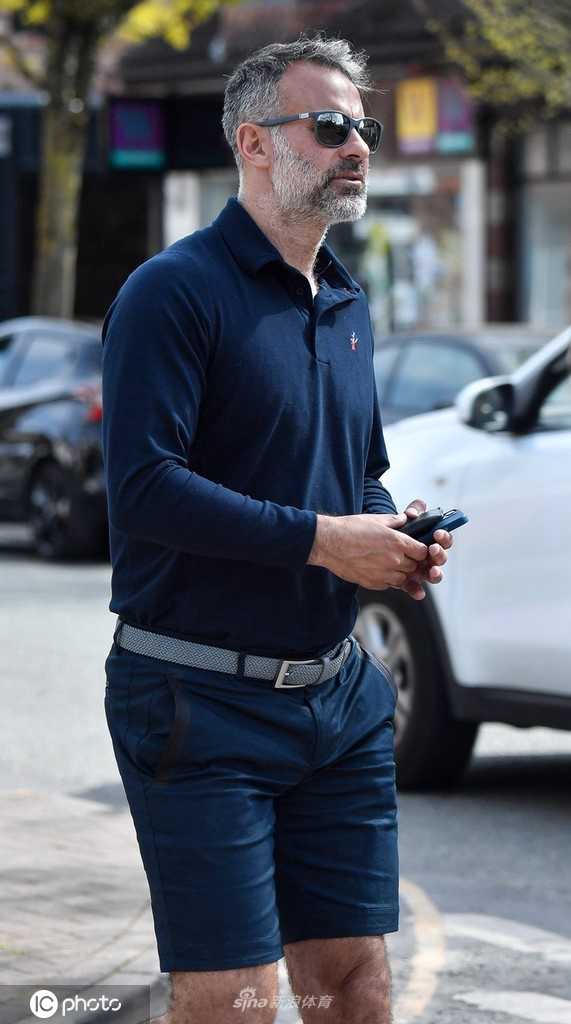 吉格斯侧身站立，身形依旧保持运动员的挺拔，时光仿佛并未带走他全部的锋芒