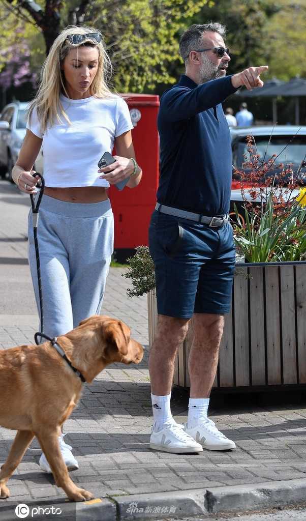 微弱的灯光勾勒出吉格斯面部的轮廓，眼神望向远处，神情若有所思