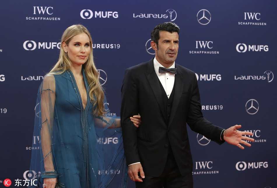 行走在摩纳哥的夜色中，菲戈紧紧牵着妻子的手，眼神坚定而温柔。海伦手提精致手包，步履轻盈，裙摆随着步伐轻轻摆动。两人的背影渐渐融入星光璀璨的背景中，留下的是在场所有人对这对神仙眷侣的由衷赞叹。