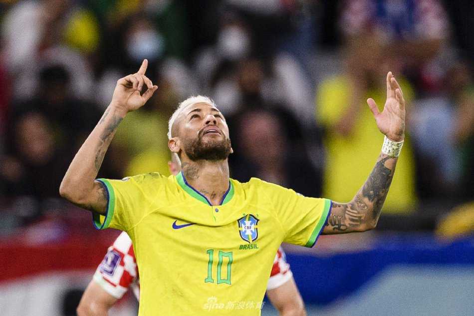 内马尔手持新月球衣亮相，金色阳光照亮他自信的笑容与身后俱乐部徽章