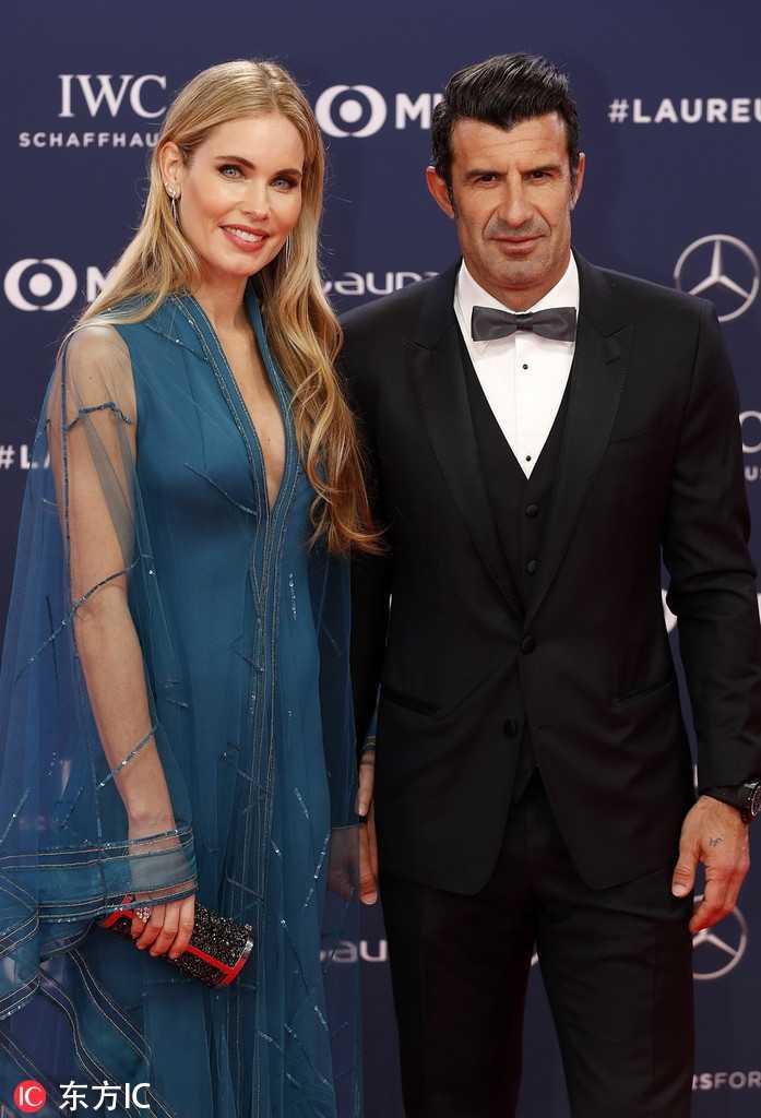 在室内柔和的灯光下，海伦回眸一笑，金色的长发如瀑布般散落在肩头。她佩戴的珠宝在不经意间闪烁着温润的光泽，整个画面仿佛一幅文艺复兴时期的肖像画，将女性的柔美与高贵定格在了这一瞬间。