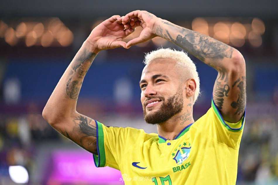 内马尔与俱乐部官员握手定格瞬间，背后是象征荣耀与传统的蓝白帷幕