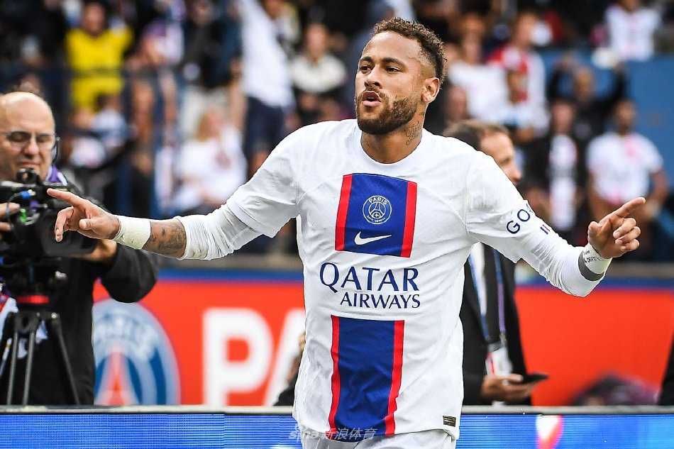 内马尔在新闻发布会上侃侃而谈，镜头捕捉下他眼中的光芒与坚定决心