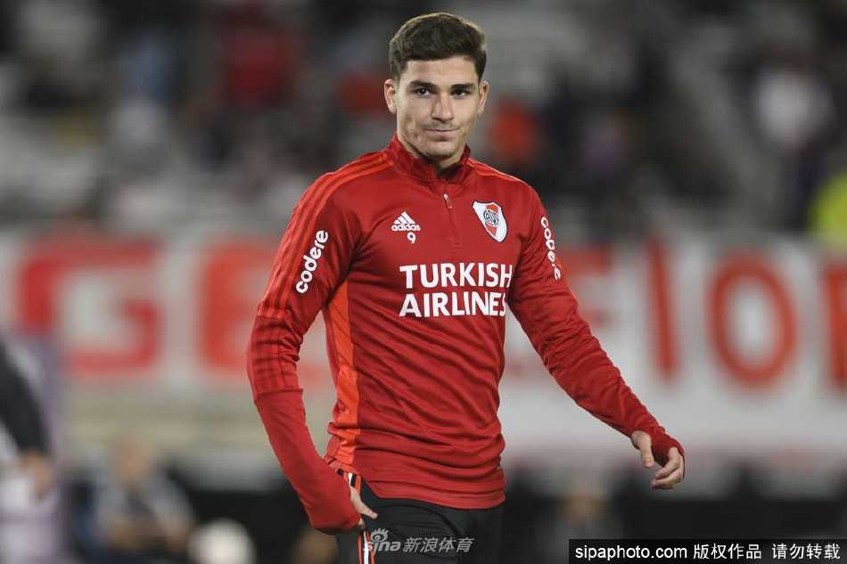 阿尔瓦雷斯张开双臂激情庆祝进球，身后是欢呼的队友与沸腾的球场看台