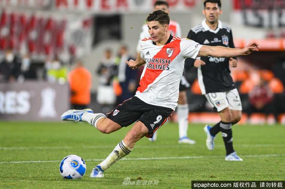 阿尔瓦雷斯手持比赛用球露出灿烂笑容，六粒进球的荣耀尽在掌握之中