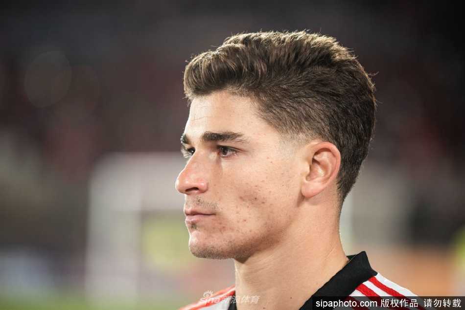 阿尔瓦雷斯起脚完成一脚劲射，足球如出膛炮弹般直飞球门死角