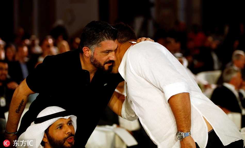 加图索专注地侧耳倾听罗纳尔多的话语，他标志性的络腮胡和深邃的眼神在近距离交谈中显得格外认真，仿佛在汲取“外星人”独到的足球见解。