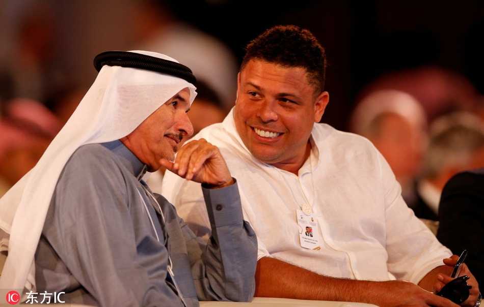 罗纳尔多似乎在向加图索娓娓道来一段往事，他的手势轻轻比划着，脸上带着标志性的笑容，而加图索则像一个专注的听众，两人的热络气氛与周围往来的嘉宾形成了一道独特的风景。