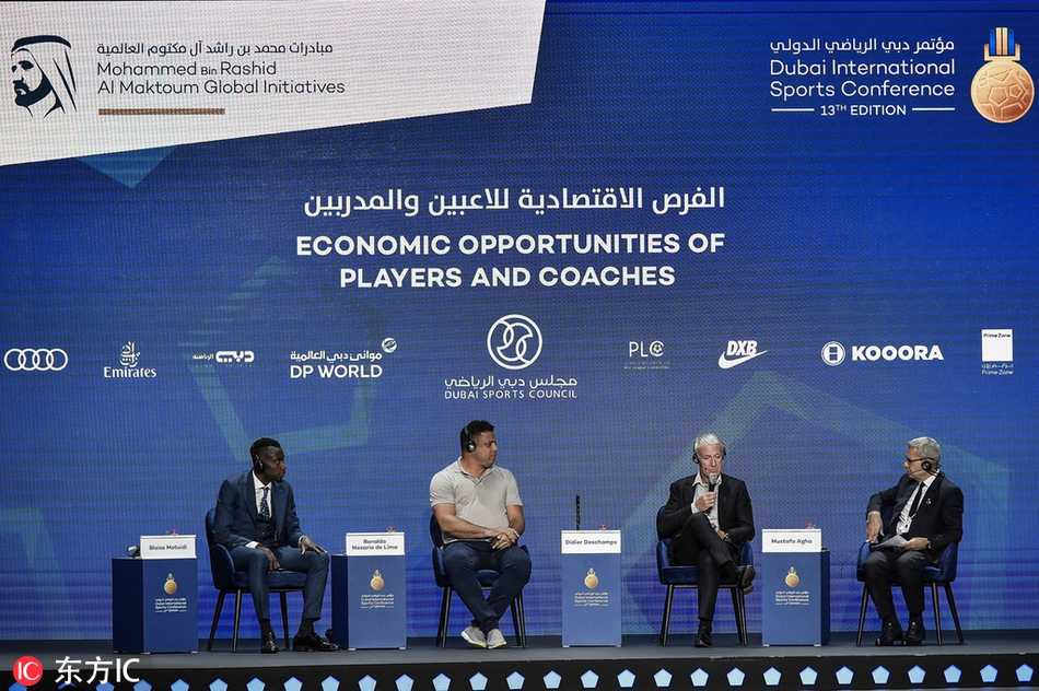 罗纳尔多与加图索握手的瞬间被永恒定格，两人的脸上都绽放出灿烂的笑容，这不仅是两位传奇球员之间的问候，更是两种截然不同的足球哲学在碰撞后产生的和谐共鸣。