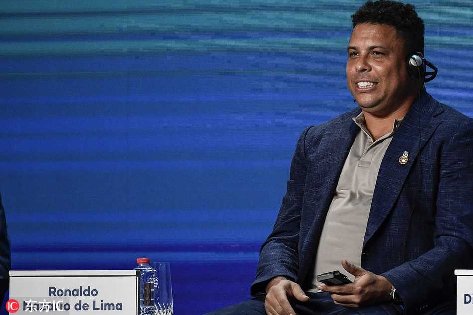 镜头拉近，可以看到加图索脸上浮现出略带羞涩而又开心的笑容，罗纳尔多的光头在会场灯光下格外醒目，两人的亲切交谈感染了在场的每一个人，仿佛整个会议大厅都因这次握手而变得更加温暖。